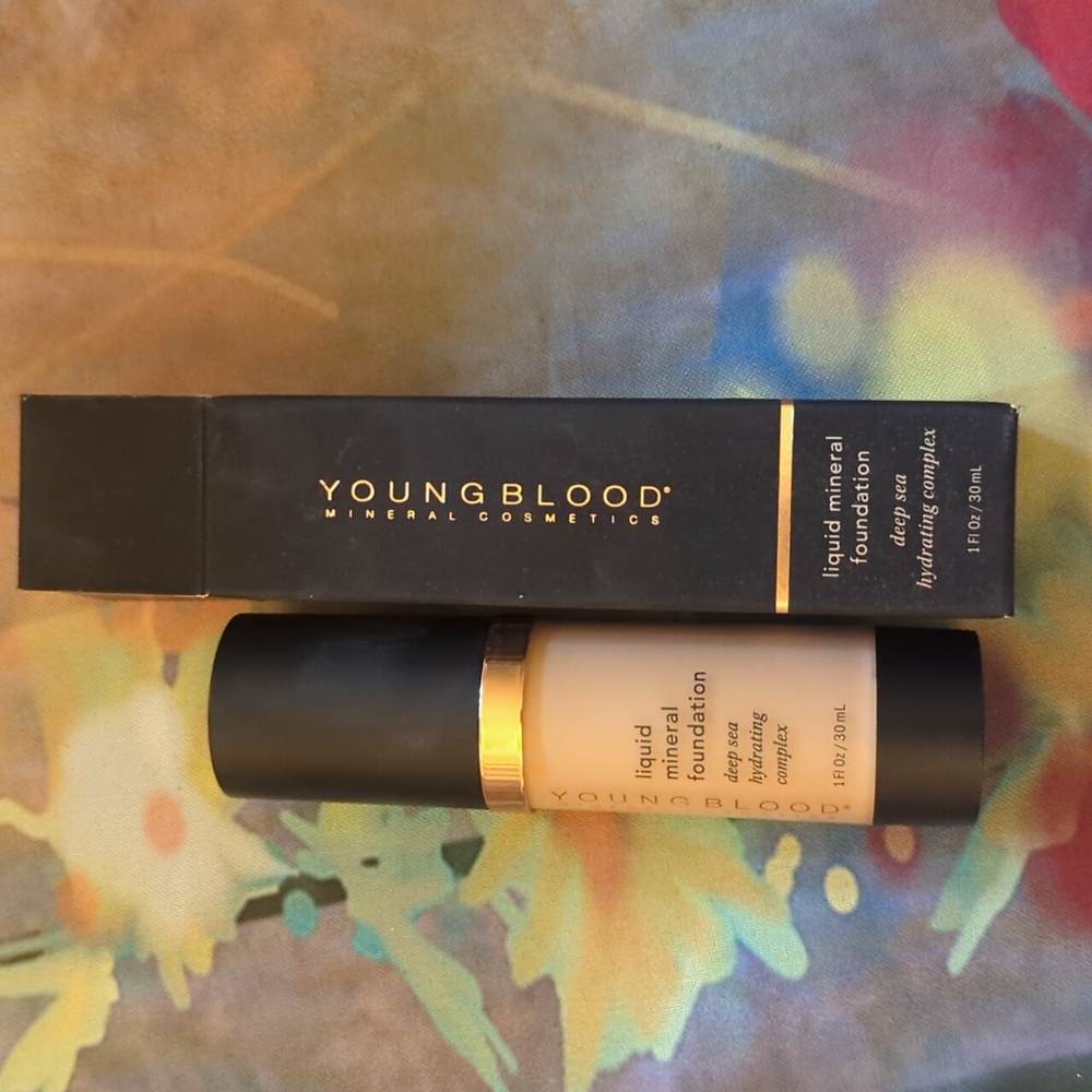 Youngblood Liquid Mineral Foundation 1fl/oz, New in Box Neutral